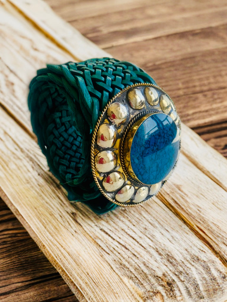 Cinturón de piel hebilla azul.