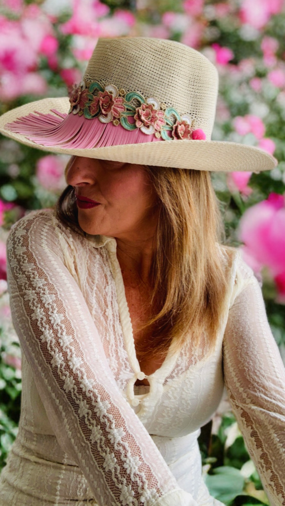 Sombrero flecos rosa.