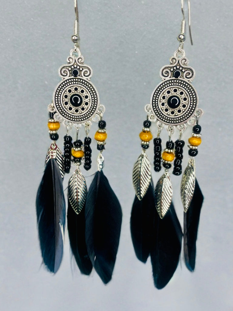 Pendientes plumas boho negro.