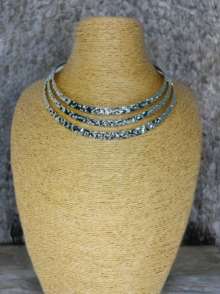Collar triple dorado.