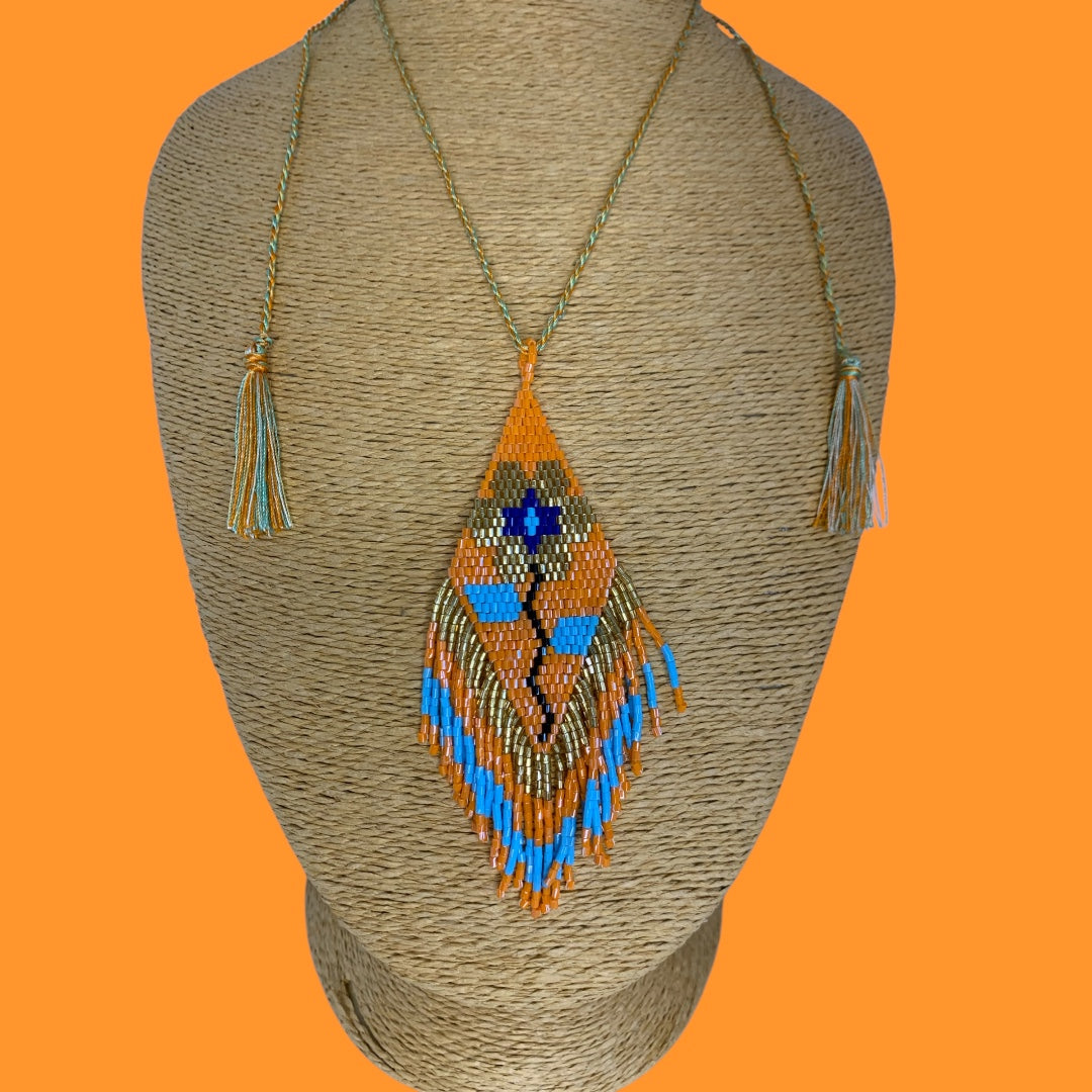 Collar étnico cuentas naranja.