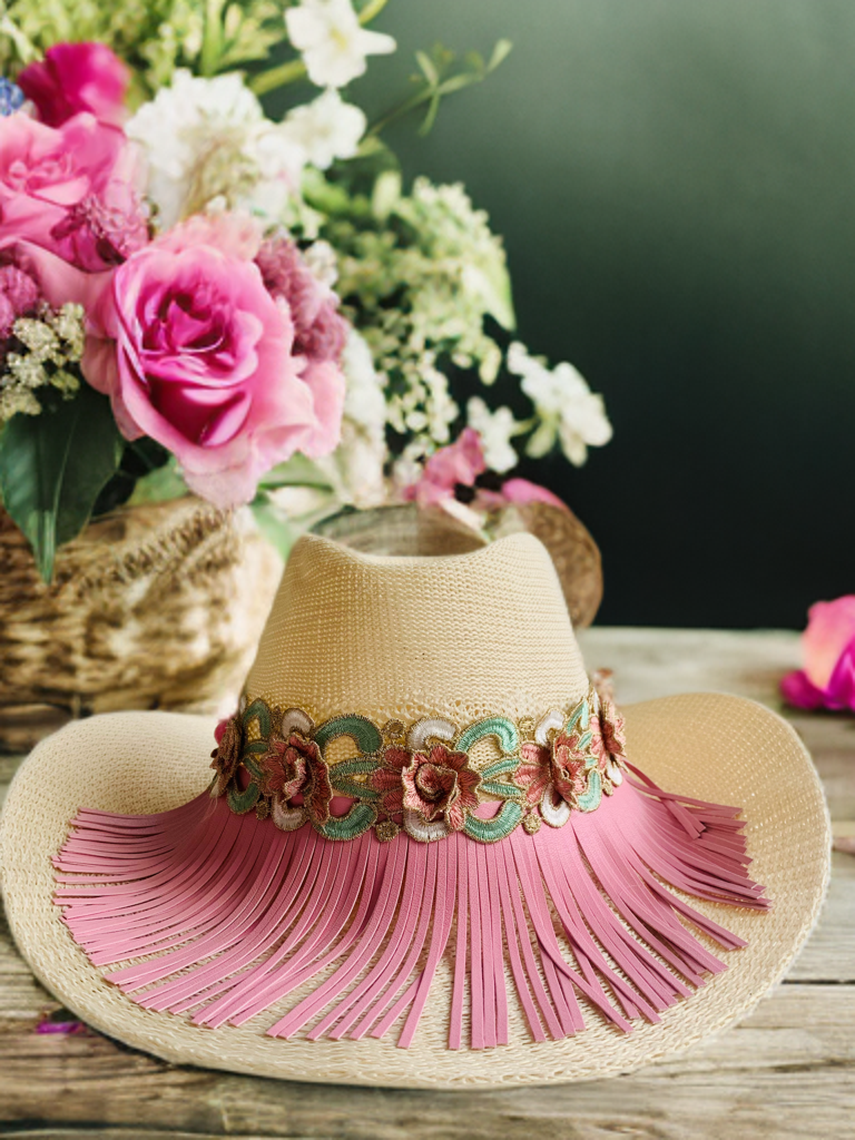 Sombrero flecos rosa.