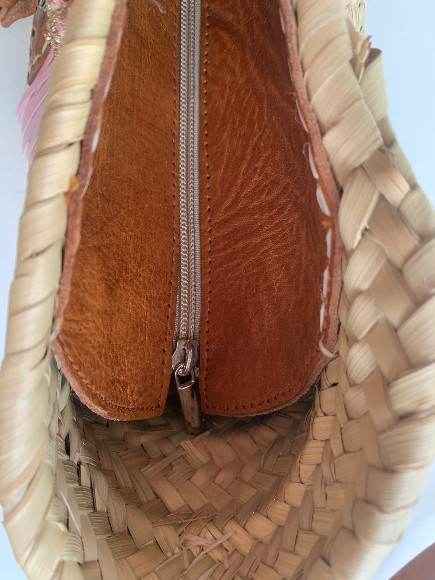 Conjunto de capazo y sombrero flecos rosa.