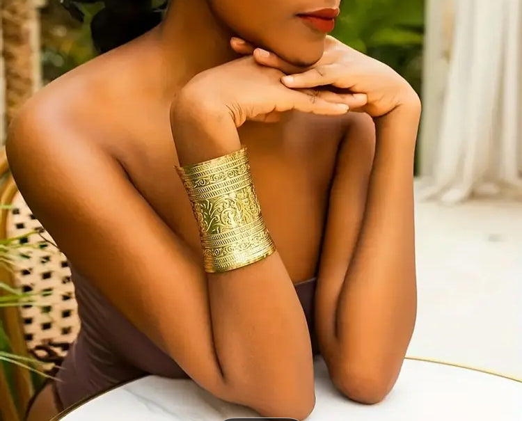 Brazalete dorado.