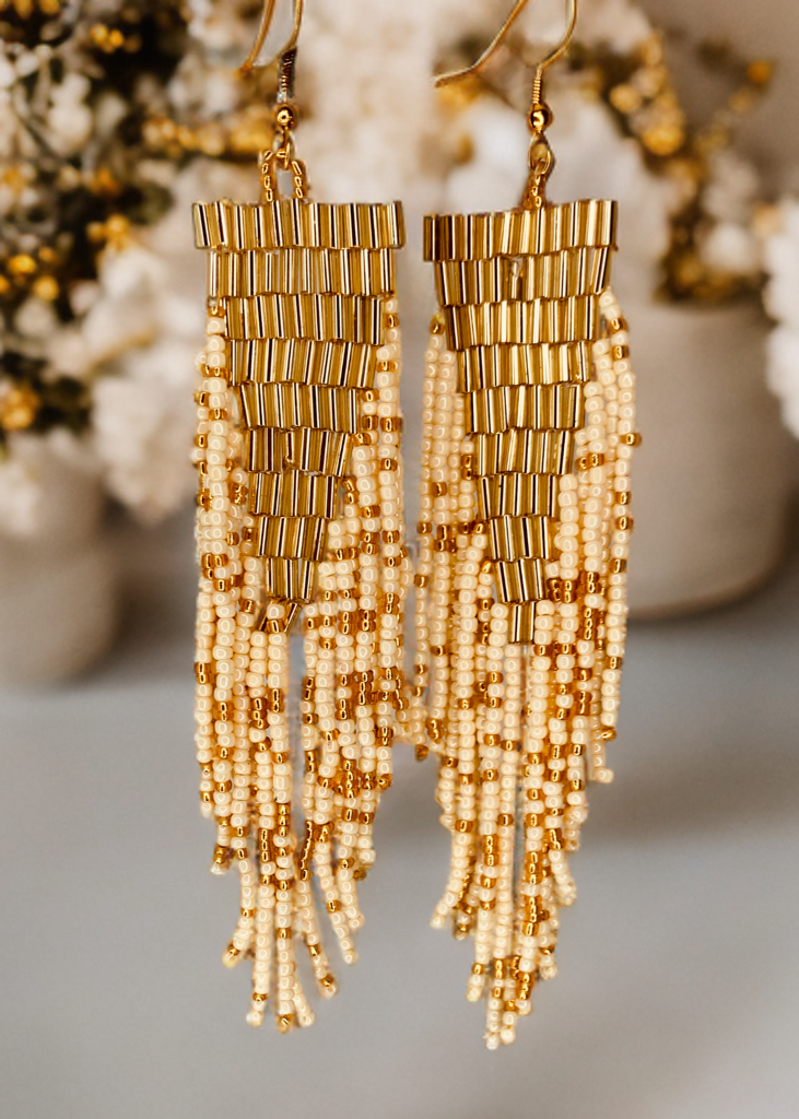 Pendientes largos beige.