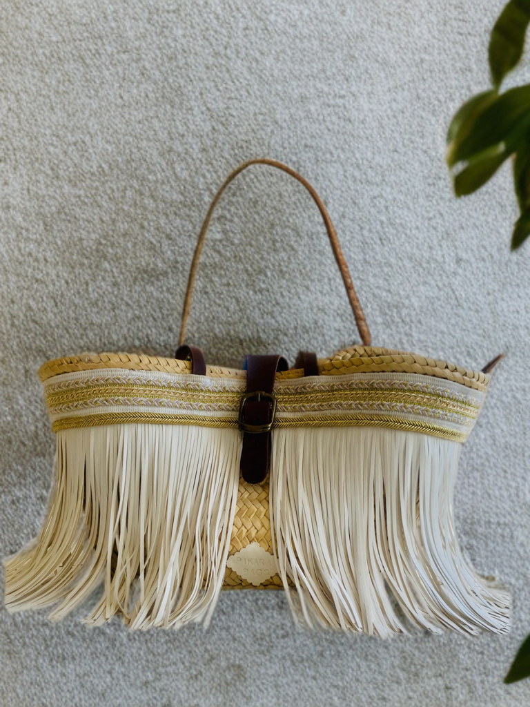 Capazo flecos de cuero blanco.