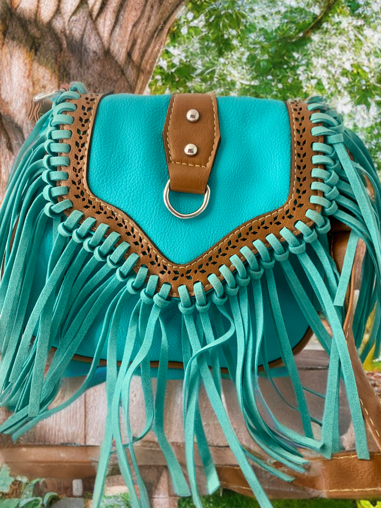 Bolso-bandolera flecos turquesa.
