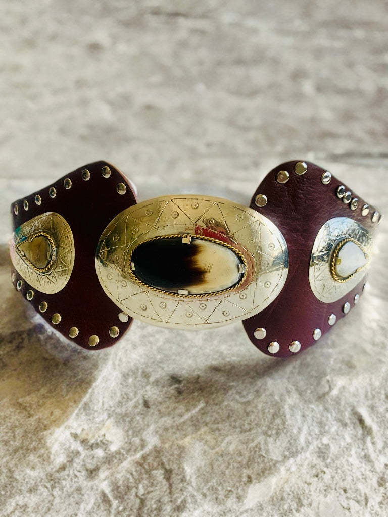 Cinturón de cuero marrón triple.