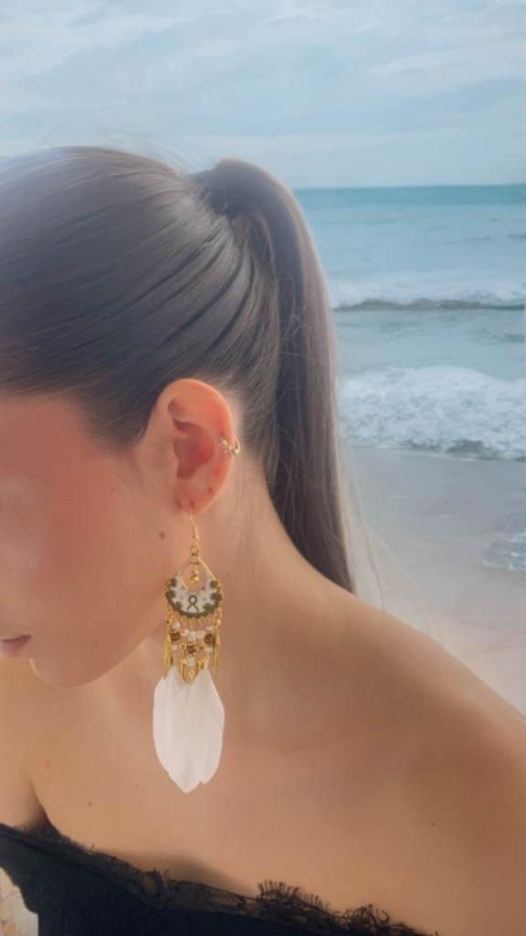 Pendientes de plumas blancas.