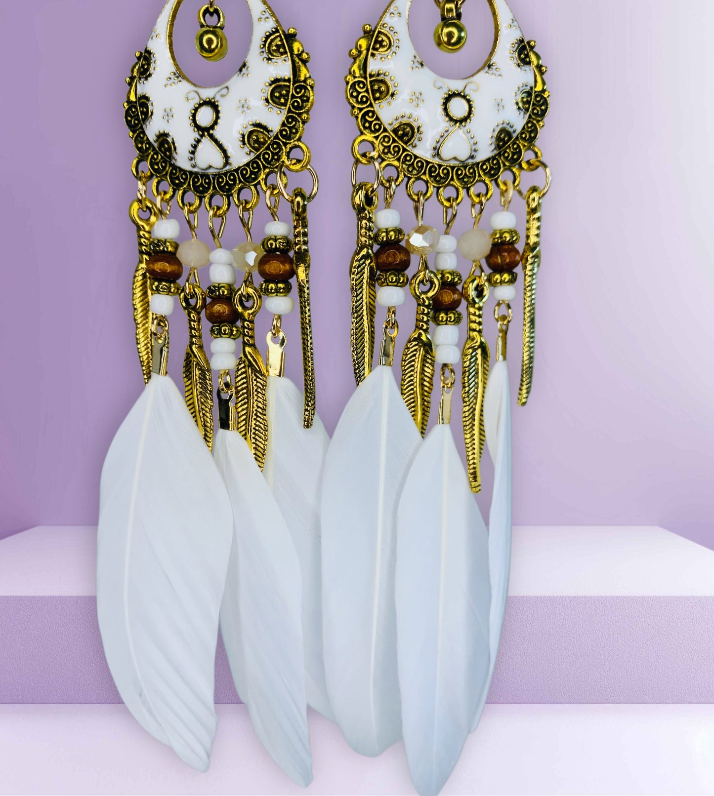 Pendientes de plumas blancas.