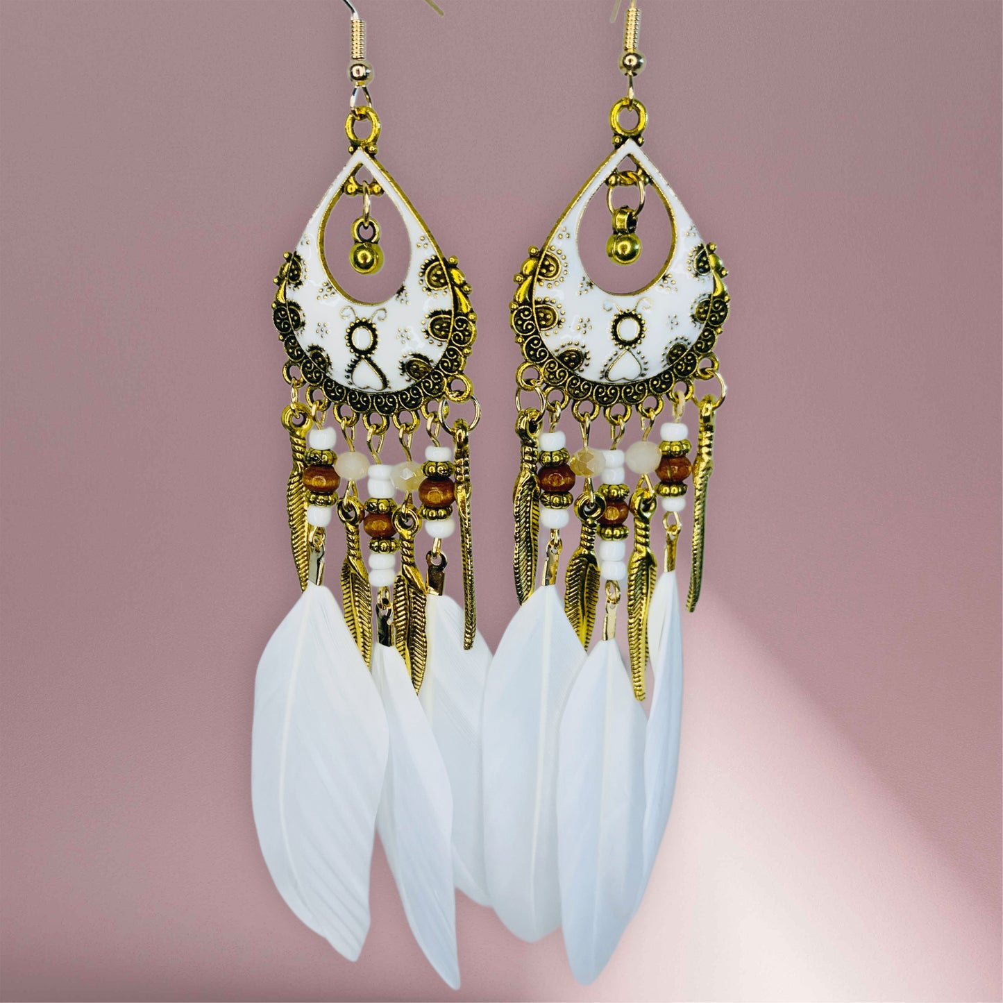 Pendientes de plumas blancas.