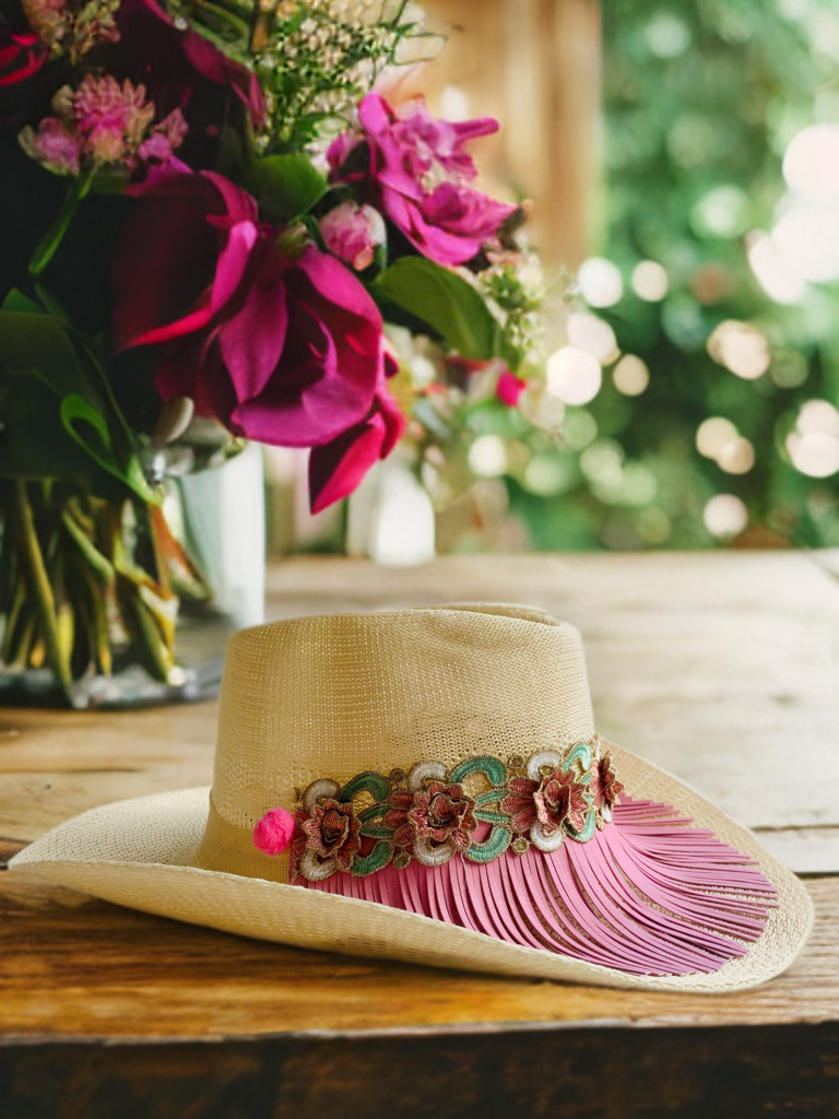 Sombrero flecos rosa.