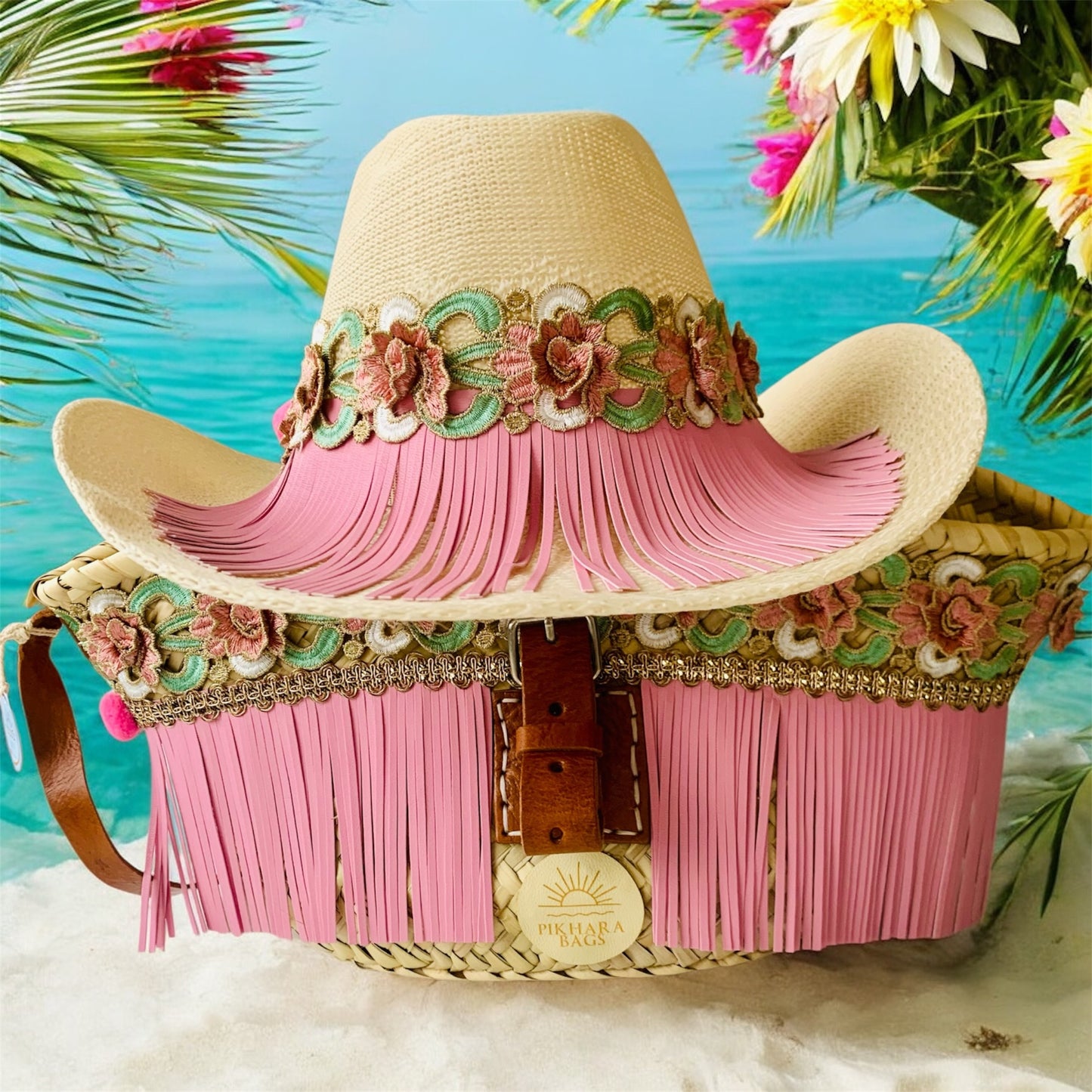 Conjunto de capazo y sombrero flecos rosa.