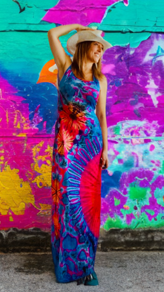Vestido largo multicolor de tiras.