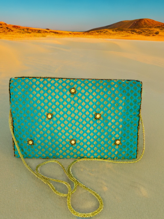 Bolso étnico turquesa.