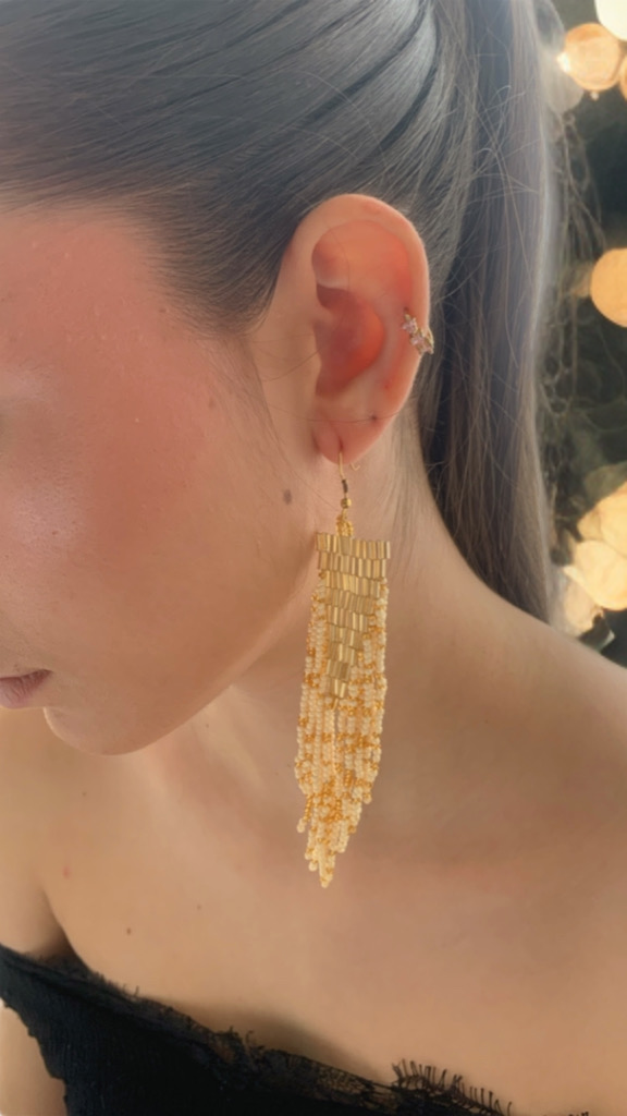 Pendientes largos beige.