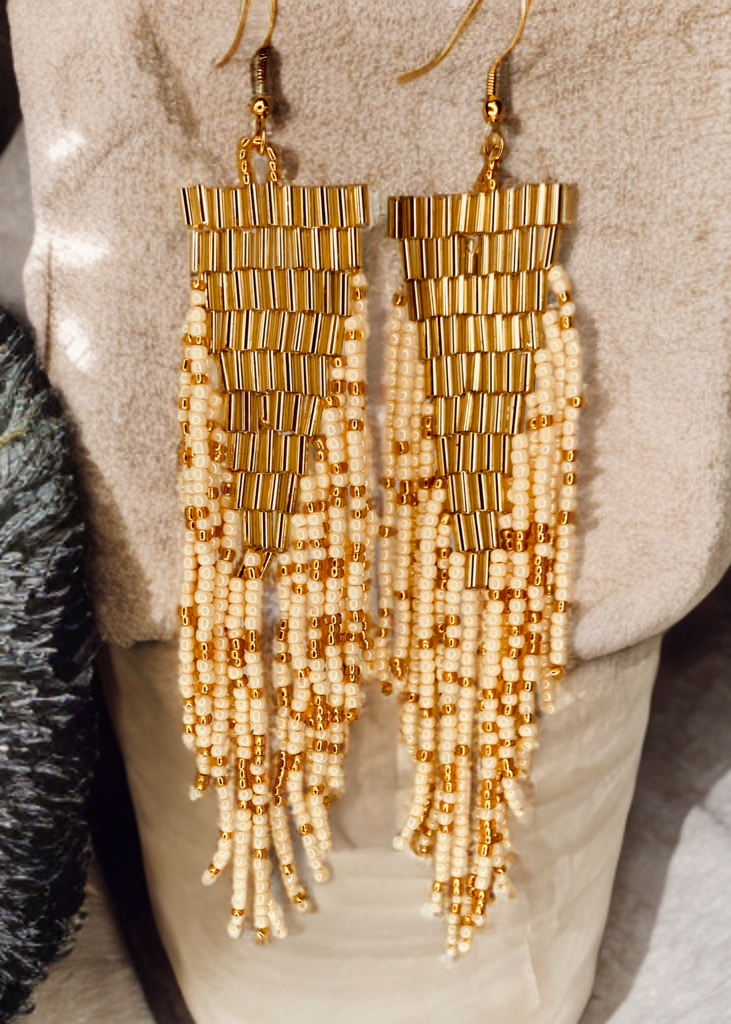 Pendientes largos beige.