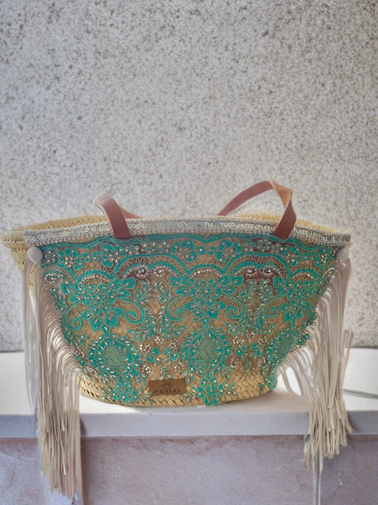 Capazo de encaje turquesa.