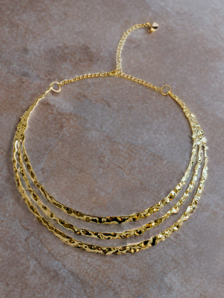 Collar triple dorado.