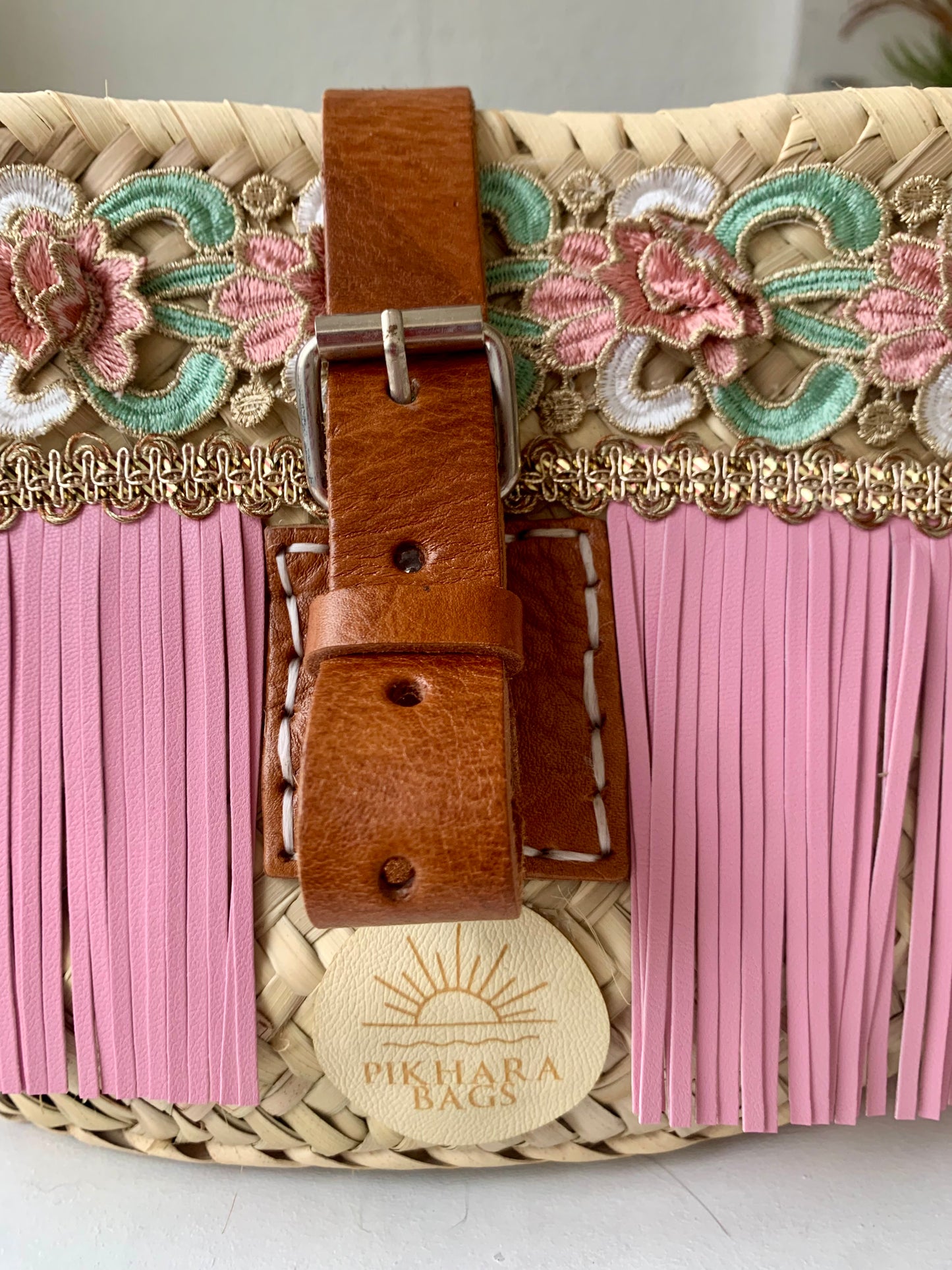 Conjunto de capazo y sombrero flecos rosa.