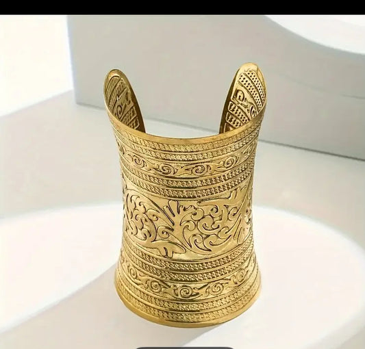Brazalete dorado.