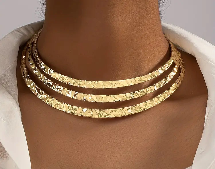 Collar triple dorado.