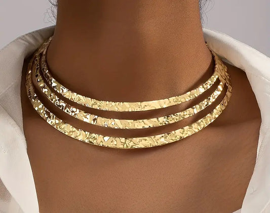 Collar triple dorado.