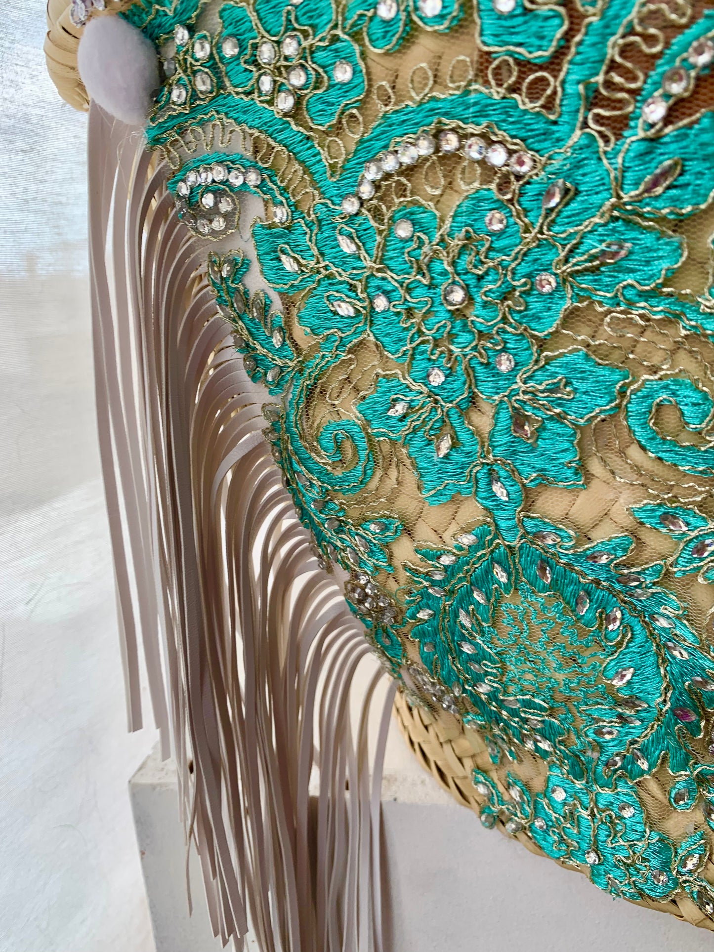 Capazo de encaje turquesa.