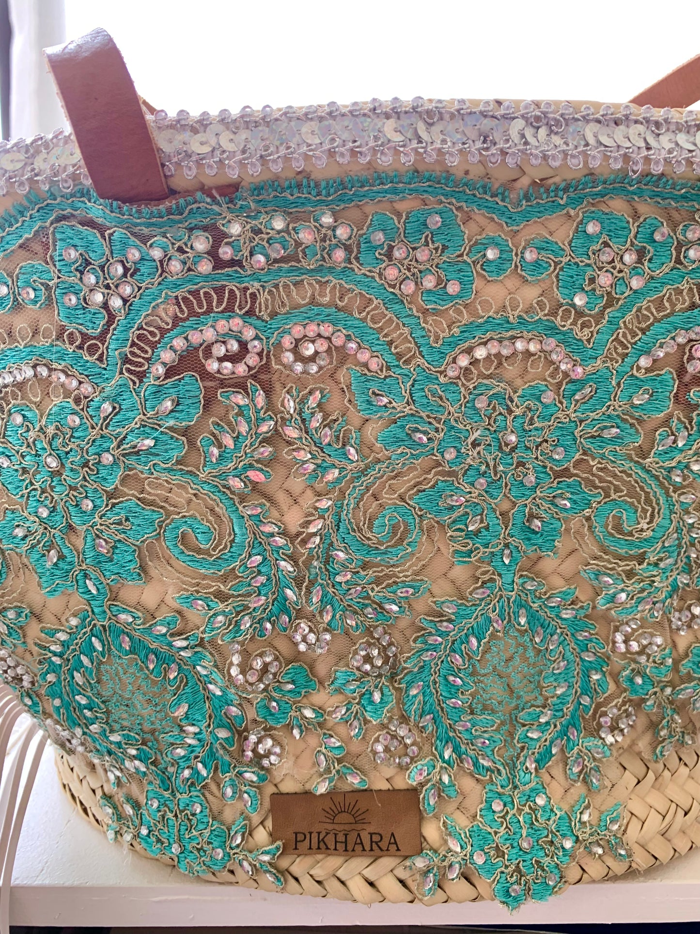 Capazo de encaje turquesa.