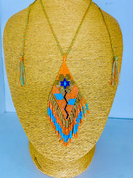 Collar étnico cuentas naranja.
