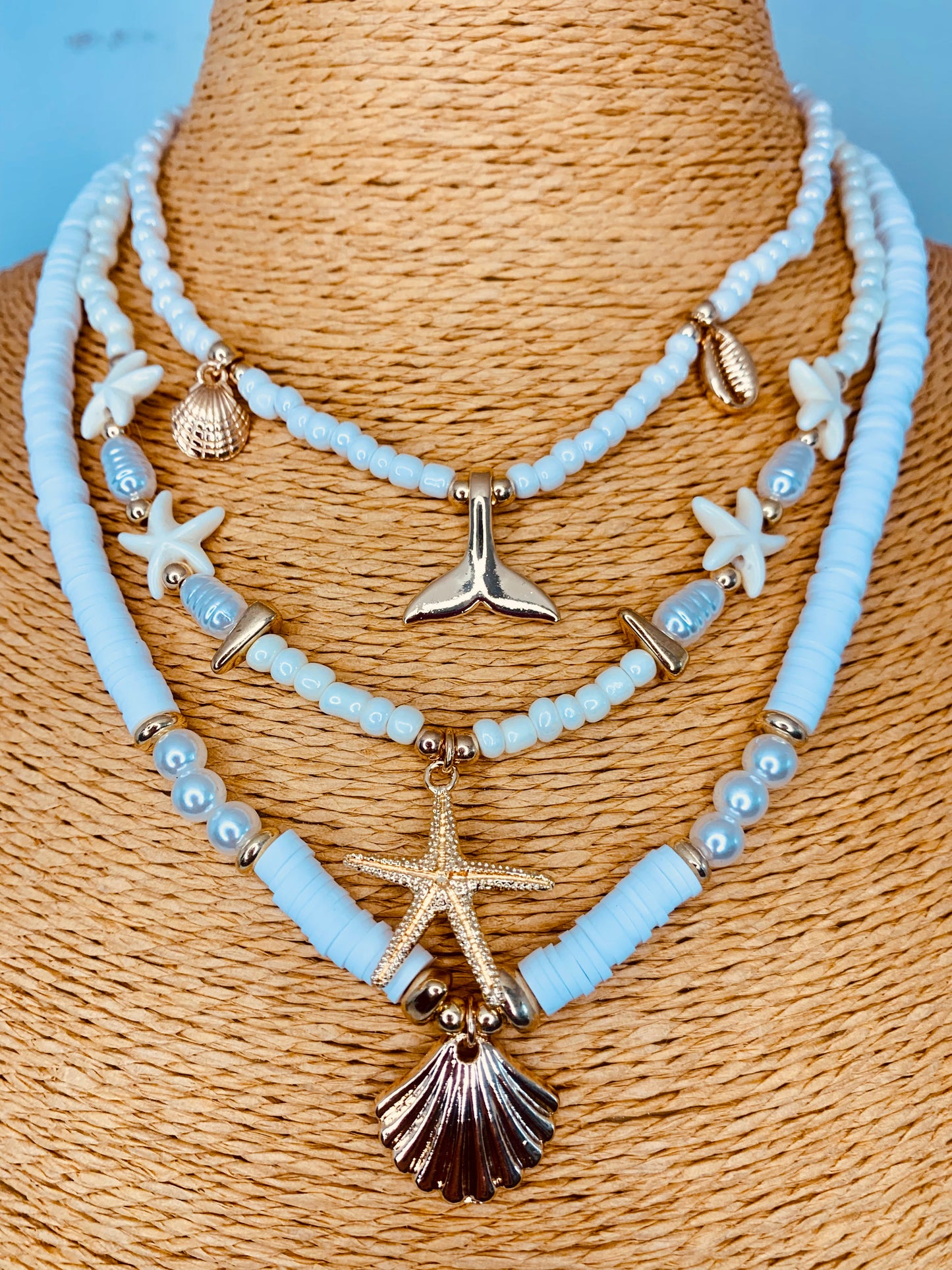Collar blanco múltiple de conchas.