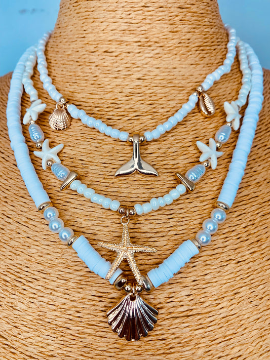 Collar blanco múltiple de conchas.