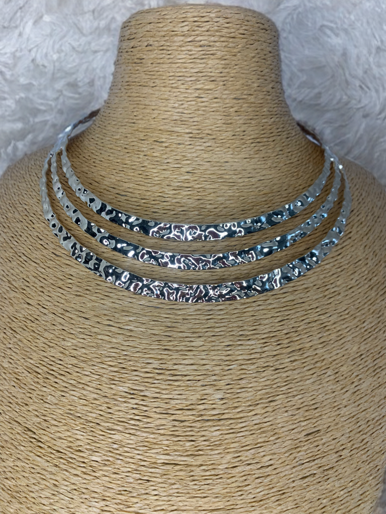 Collar triple dorado.