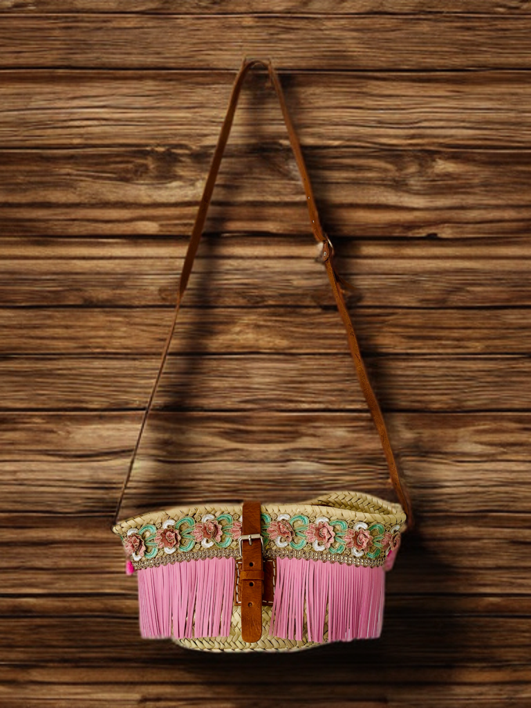 Capazo bandolera de palma flecos rosa.