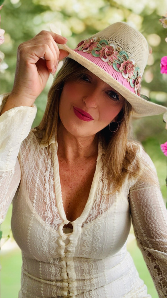 Sombrero flecos rosa.