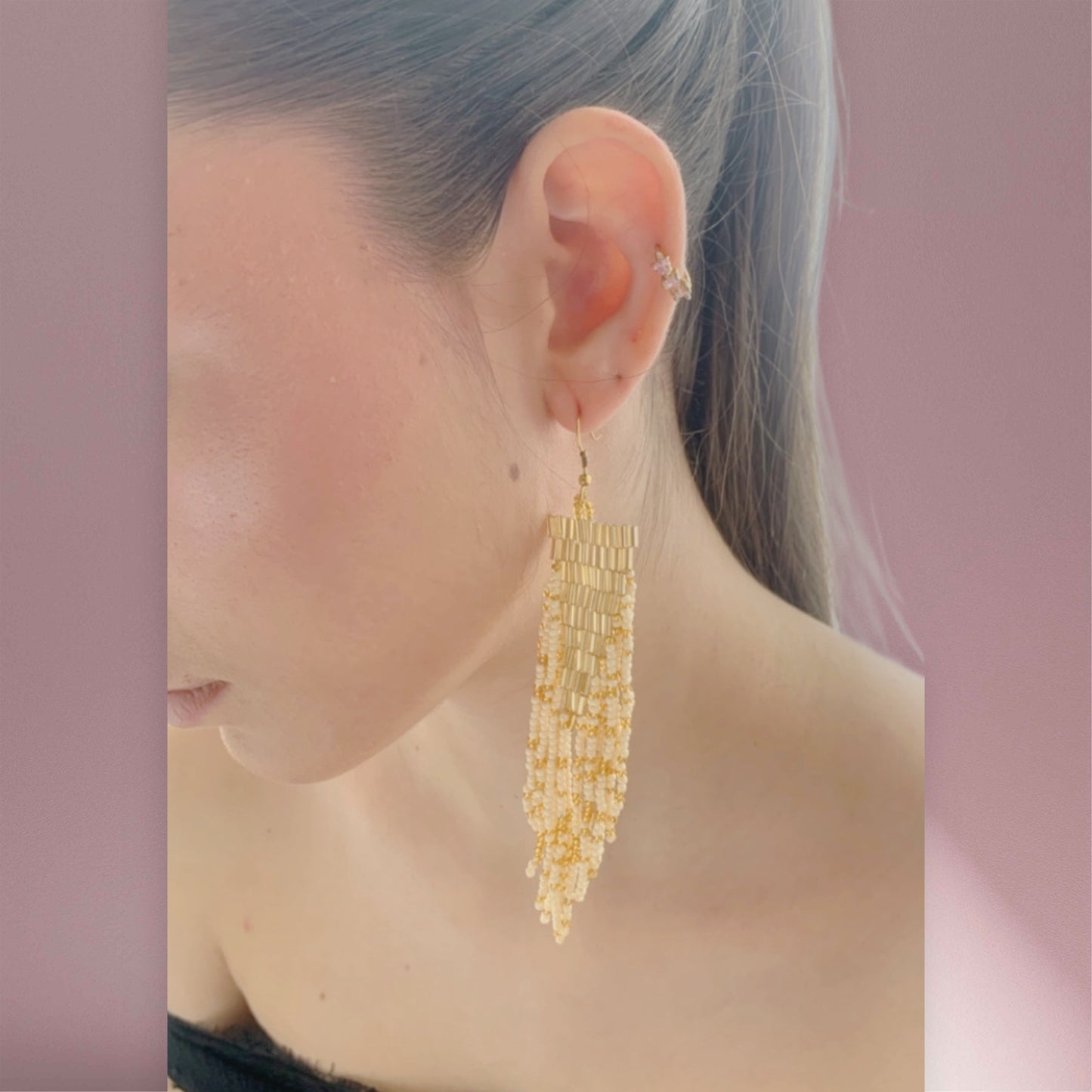 Pendientes largos beige.