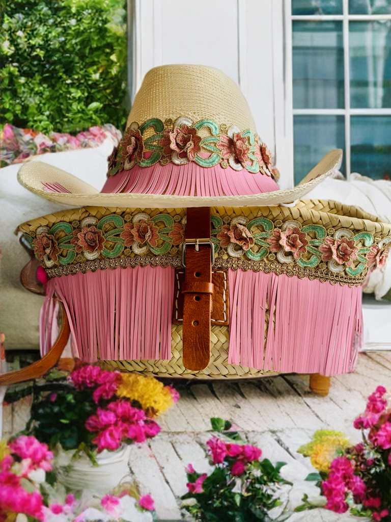 Conjunto de capazo y sombrero flecos rosa.