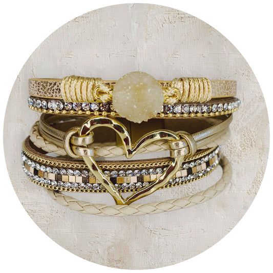 Pulsera color champán, corazón dorado.