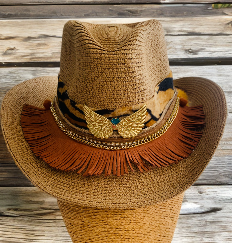 Sombrero vaquero camel alas doradas.